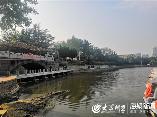 贾琳琳 记者 屈晨晨) 近日,游览烟台南山公园人工湖的游客惊喜地发现